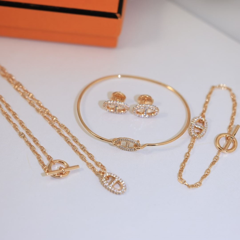 H**me5 necklaces